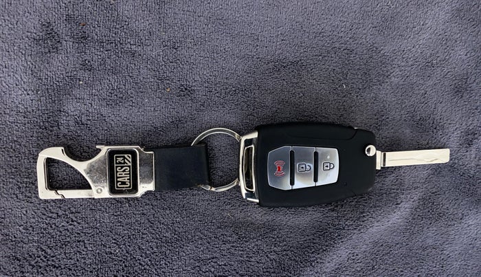 2021 Mahindra XUV300 W8 (O) 1.2 PETROL, Petrol, Manual, 50,128 km, Key Close Up