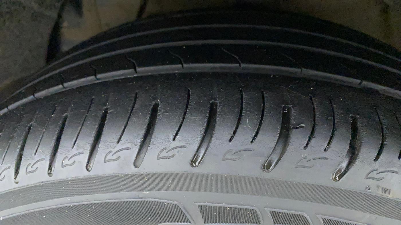 2021 Mahindra XUV300 W8 (O) 1.2 PETROL, Petrol, Manual, 50,128 km, Left Front Tyre Tread