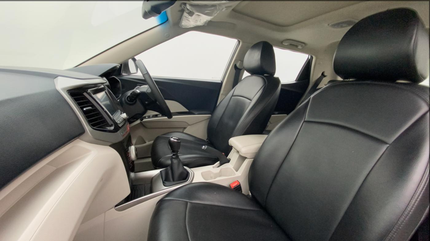 2021 Mahindra XUV300 W8 (O) 1.2 PETROL, Petrol, Manual, 50,128 km, Right Side Front Door Cabin
