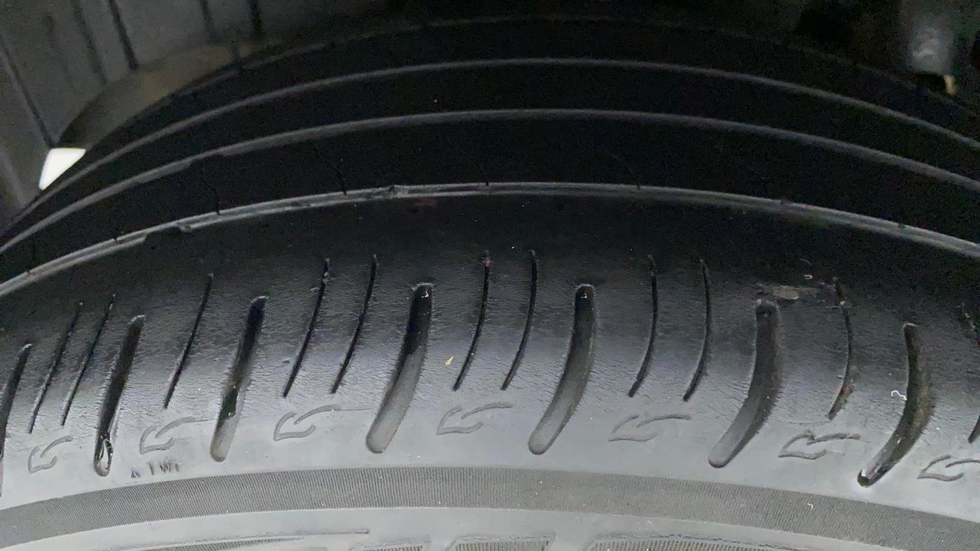 2021 Mahindra XUV300 W8 (O) 1.2 PETROL, Petrol, Manual, 50,128 km, Right Rear Tyre Tread