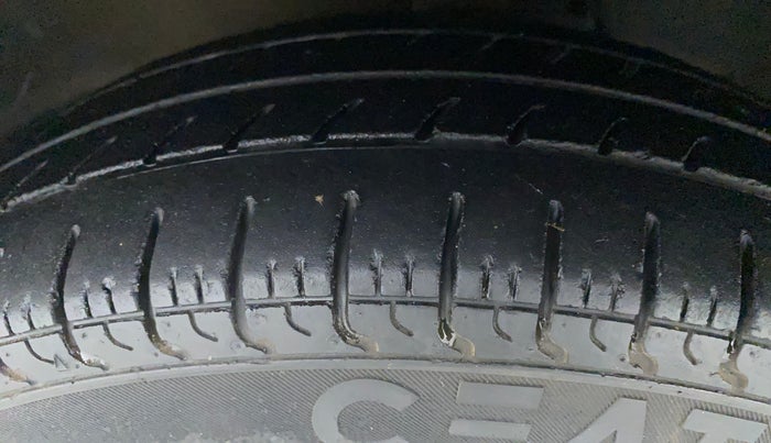 2017 Maruti Alto 800 LXI, Petrol, Manual, 32,328 km, Left Front Tyre Tread