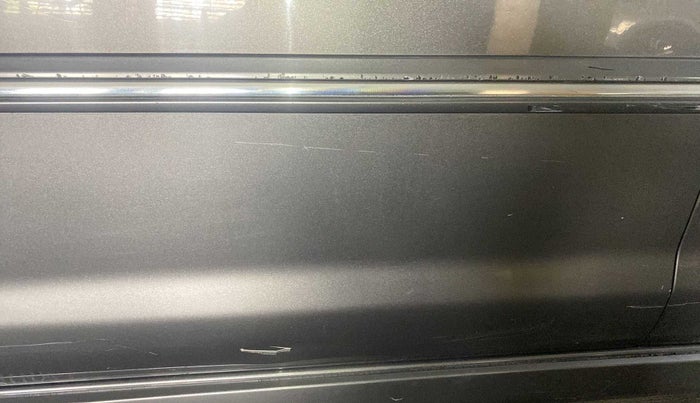 2012 Toyota Innova 2.5 VX 7 STR, Diesel, Manual, 97,355 km, Front passenger door - Minor scratches