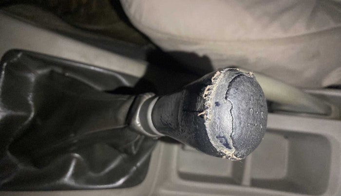 2012 Toyota Innova 2.5 VX 7 STR, Diesel, Manual, 97,355 km, Gear lever - Knob cover torn