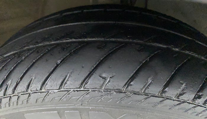 2016 Mahindra Kuv100 K8 D 6 STR, Diesel, Manual, 71,779 km, Right Front Tyre Tread