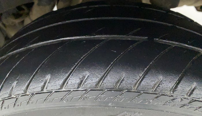 2016 Mahindra Kuv100 K8 D 6 STR, Diesel, Manual, 71,779 km, Left Rear Tyre Tread