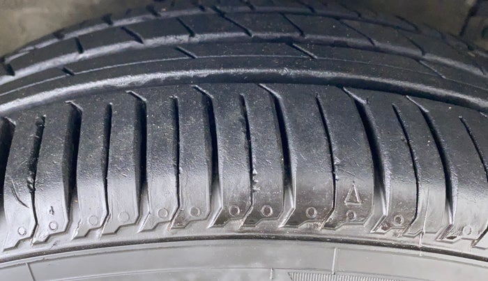 2014 Maruti Ertiga VXI, Petrol, Manual, 30,839 km, Right Front Tyre Tread