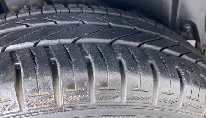 2014 Maruti Ertiga VXI, Petrol, Manual, 30,839 km, Right Rear Tyre Tread
