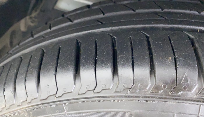 2014 Maruti Ertiga VXI, Petrol, Manual, 30,839 km, Left Front Tyre Tread