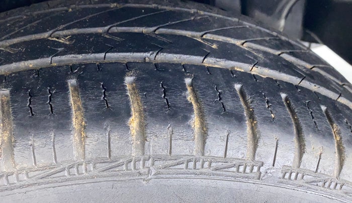 2014 Maruti Ertiga VXI, Petrol, Manual, 30,839 km, Left Rear Tyre Tread