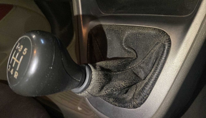2013 Hyundai i10 MAGNA 1.2, Petrol, Manual, 49,356 km, Gear lever - Boot cover slightly torn