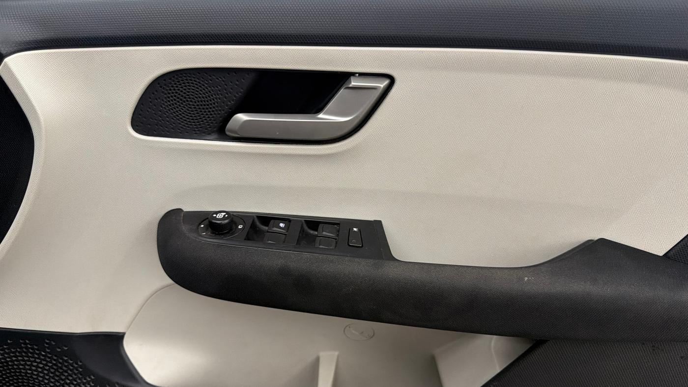 2023 Tata ALTROZ XZ CNG, CNG, Manual, 56,900 km, Driver Side Door Panels Control