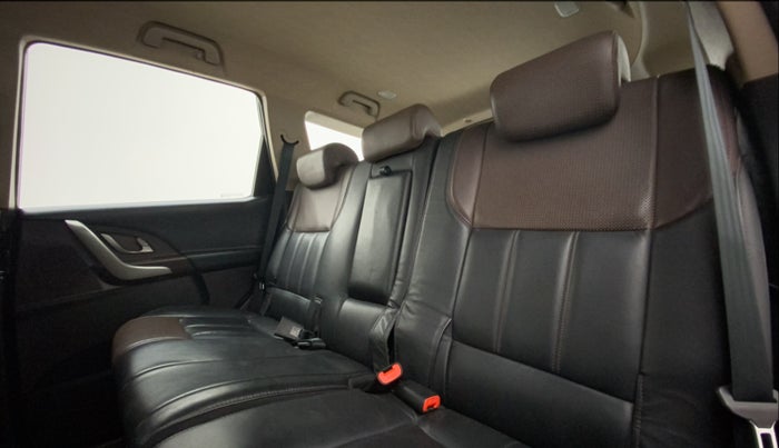 2014 Mahindra XUV500 W8, Diesel, Manual, 86,735 km, Right Side Rear Door Cabin