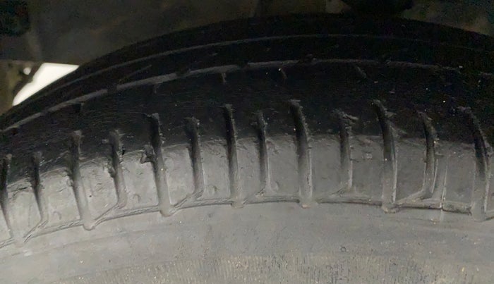 2015 Hyundai i10 SPORTZ 1.1 IRDE2, Petrol, Manual, 31,365 km, Left Front Tyre Tread