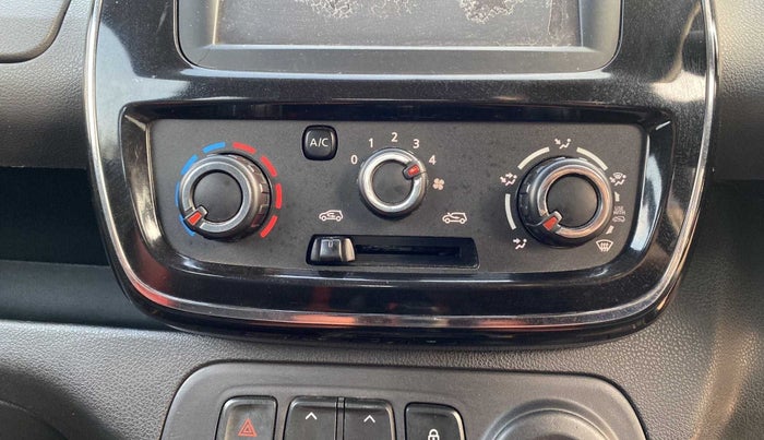 2017 Renault Kwid 1.0 RXT Opt, Petrol, Manual, 35,417 km, AC Unit - Front vent has minor damage