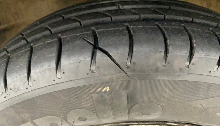 2014 Maruti Wagon R 1.0 LXI, Petrol, Manual, 78,125 km, Left front tyre - Minor crack