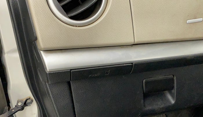 2014 Maruti Wagon R 1.0 LXI, Petrol, Manual, 78,125 km, Dashboard - Cup holder not working