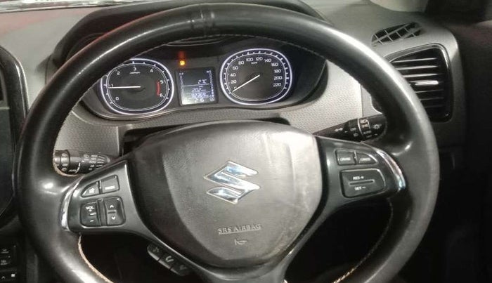 2016 Maruti Vitara Brezza ZDI PLUS, Diesel, Manual, 92,380 km, Steering wheel - Horn pad has minor damage