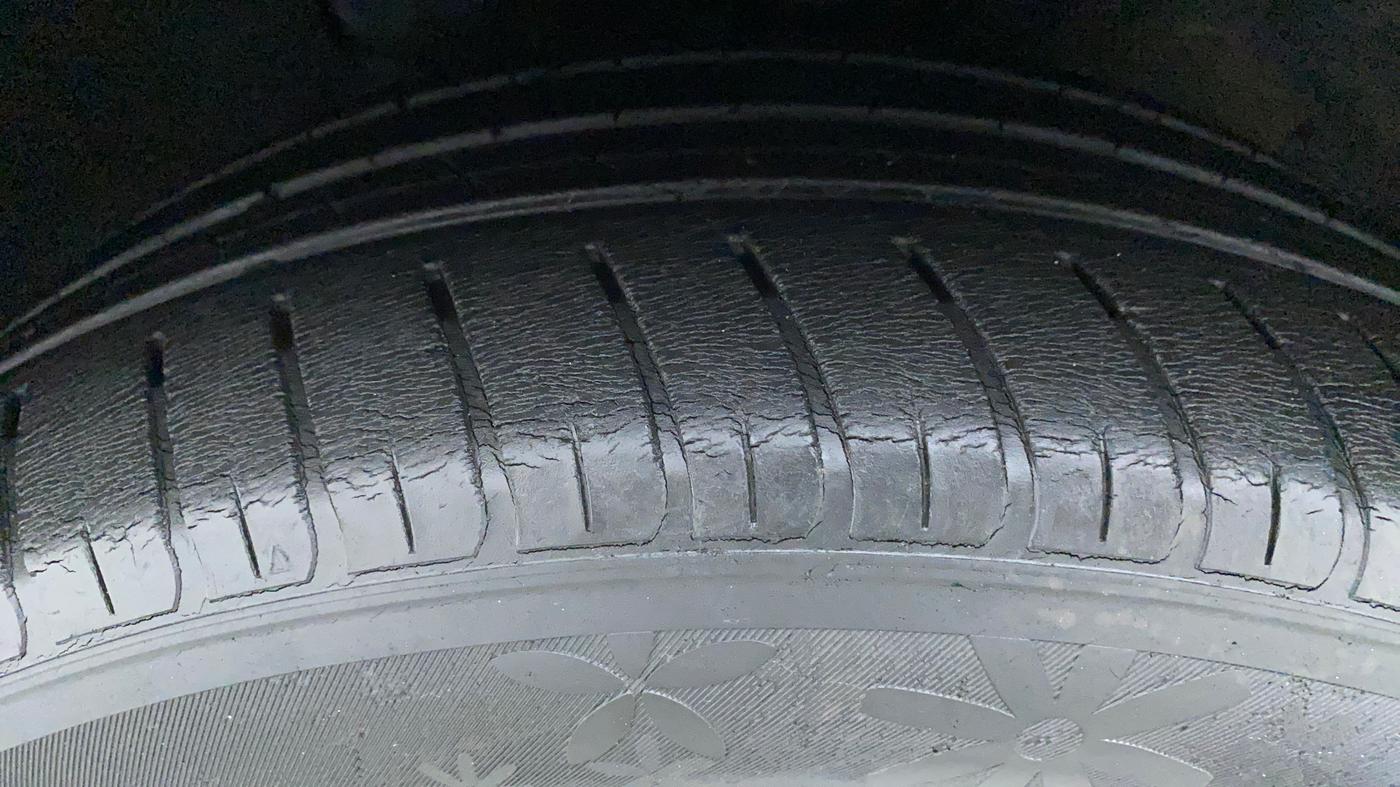 2016 Hyundai New Elantra 2.0 SX(O) AT PETROL, Petrol, Automatic, 34,893 km, Left Front Tyre Tread