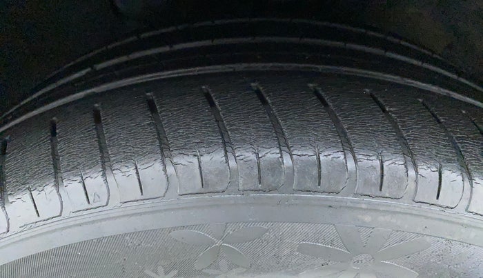 2016 Hyundai New Elantra 2.0 SX(O) AT PETROL, Petrol, Automatic, 34,893 km, Left Front Tyre Tread