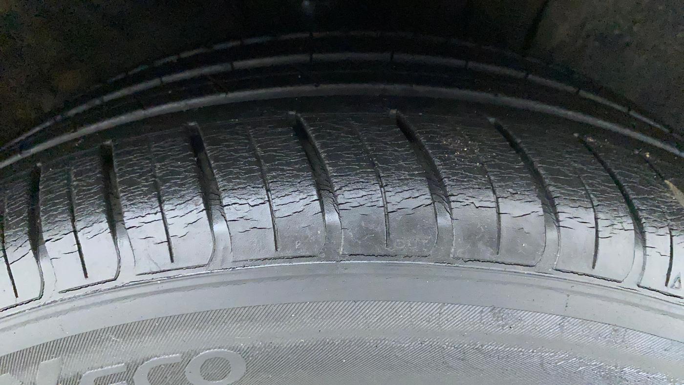 2016 Hyundai New Elantra 2.0 SX(O) AT PETROL, Petrol, Automatic, 34,893 km, Right Front Tyre Tread
