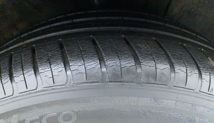 2016 Hyundai New Elantra 2.0 SX(O) AT PETROL, Petrol, Automatic, 34,893 km, Right Front Tyre Tread