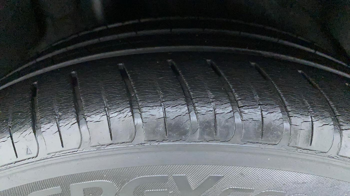2016 Hyundai New Elantra 2.0 SX(O) AT PETROL, Petrol, Automatic, 34,893 km, Right Rear Tyre Tread