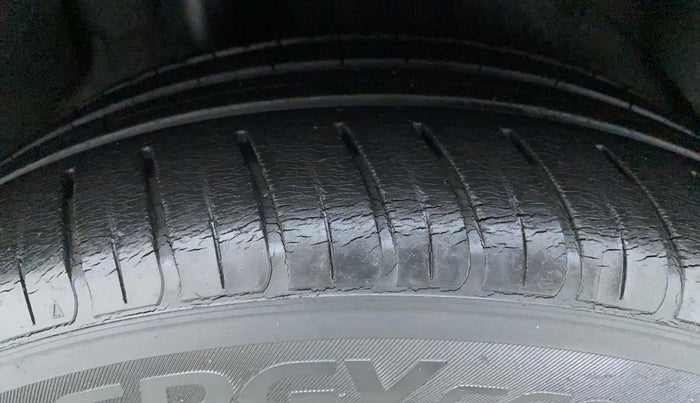 2016 Hyundai New Elantra 2.0 SX(O) AT PETROL, Petrol, Automatic, 34,893 km, Right Rear Tyre Tread