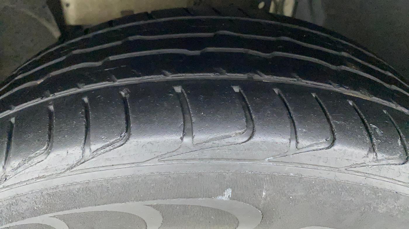 2016 Renault Duster 110 PS RXL 4X2 AMT, Diesel, Automatic, 1,07,521 km, Left Front Tyre Tread