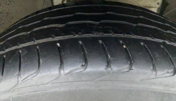 2016 Renault Duster 110 PS RXL 4X2 AMT, Diesel, Automatic, 1,07,521 km, Right Front Tyre Tread