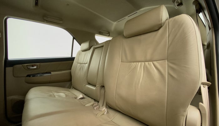 2015 Toyota Fortuner 3.0 AT 4X2, Diesel, Automatic, 45,463 km, Right Side Rear Door Cabin