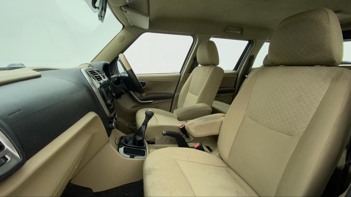 2019 Mahindra TUV300 T10, Diesel, Manual, 1,11,372 km, Right Side Front Door Cabin