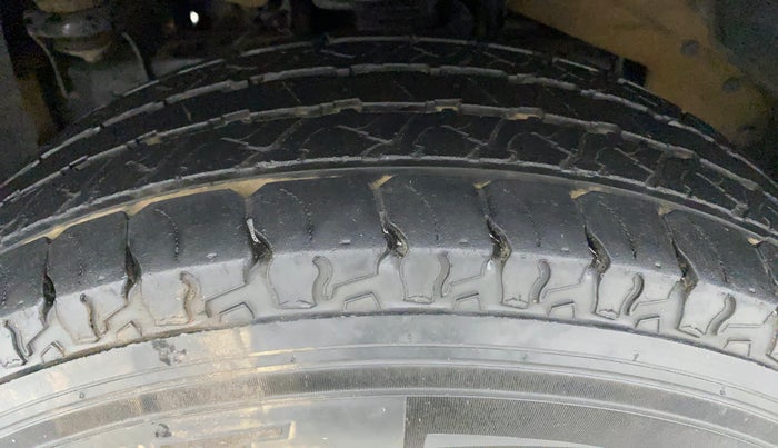 2019 Mahindra TUV300 T10, Diesel, Manual, 1,11,372 km, Left Front Tyre Tread
