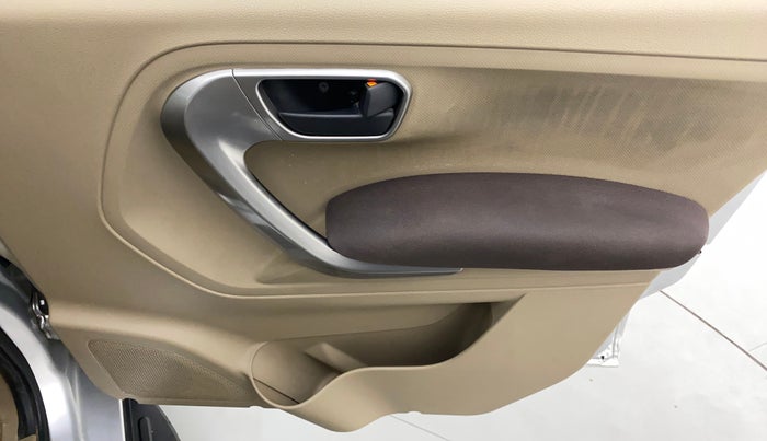 2019 Mahindra TUV300 T10, Diesel, Manual, 1,11,372 km, Driver Side Door Panels Control