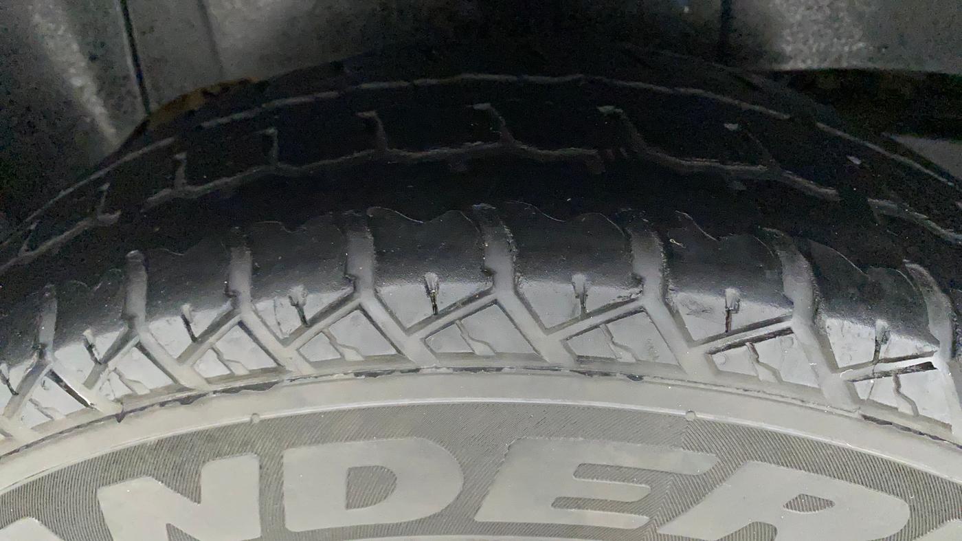 2019 Mahindra TUV300 T10, Diesel, Manual, 1,11,372 km, Right Rear Tyre Tread