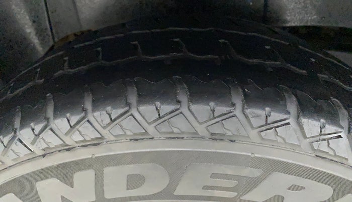 2019 Mahindra TUV300 T10, Diesel, Manual, 1,11,372 km, Right Rear Tyre Tread