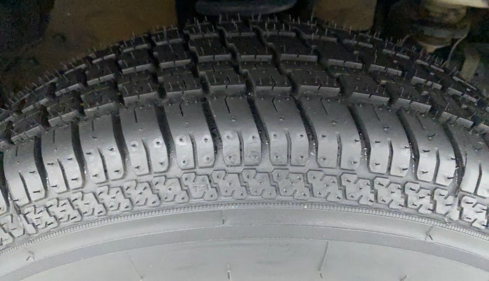 2019 Mahindra TUV300 T10, Diesel, Manual, 1,11,372 km, Right Front Tyre Tread