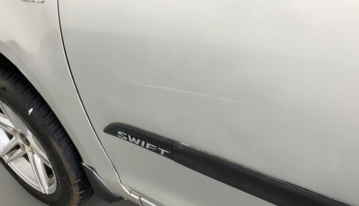 2014 Maruti Swift VDI, Diesel, Manual, 75,848 km, Front passenger door - Minor scratches