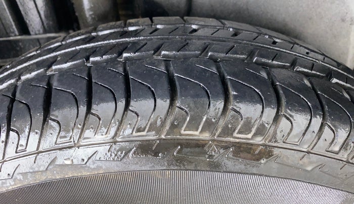 2015 Maruti Swift LXI, Petrol, Manual, 10,056 km, Right Rear Tyre Tread