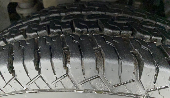 2018 Mahindra TUV300 T10, Diesel, Manual, 60,466 km, Left Front Tyre Tread