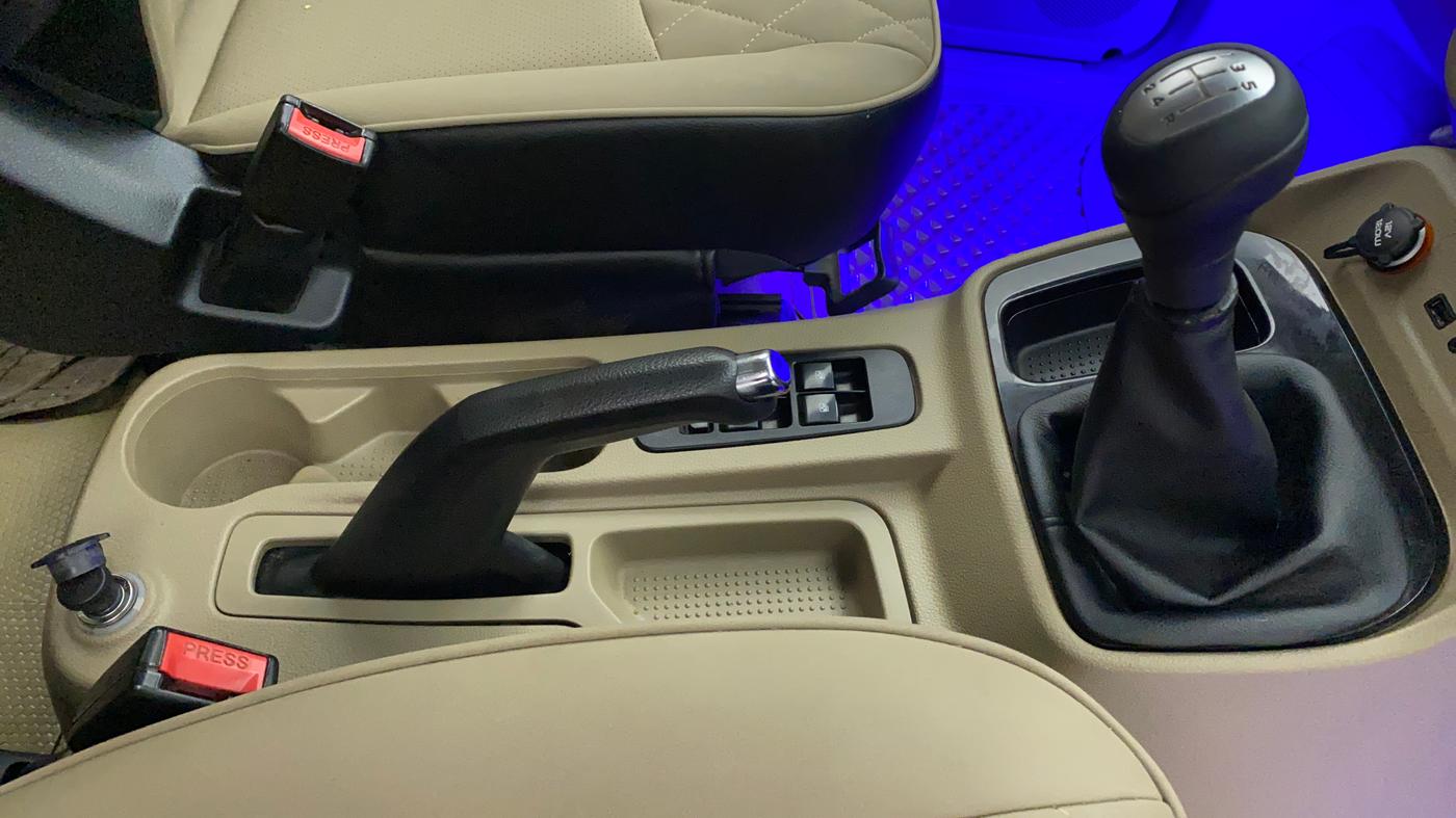 2018 Mahindra TUV300 T10, Diesel, Manual, 60,466 km, Gear Lever