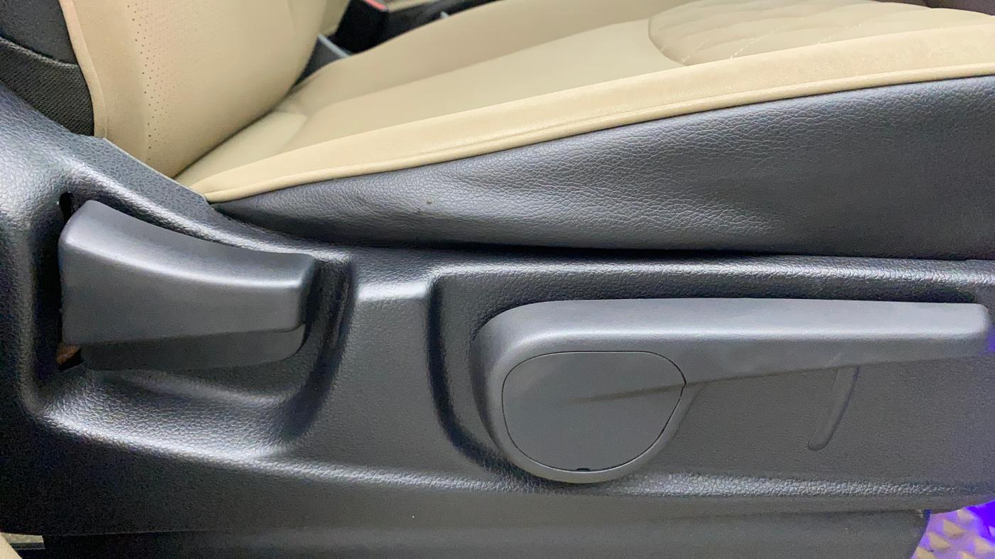 2018 Mahindra TUV300 T10, Diesel, Manual, 60,466 km, Driver Side Adjustment Panel