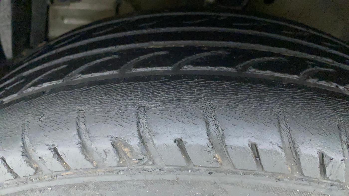 2013 Maruti Swift VDI, Diesel, Manual, 77,326 km, Left Front Tyre Tread