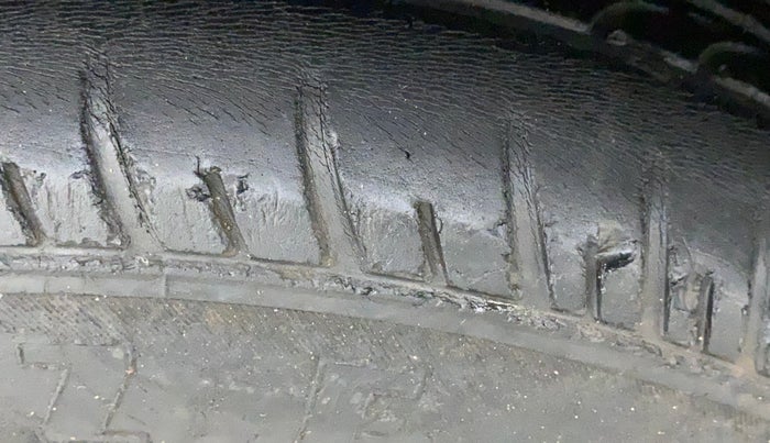 2013 Maruti Swift VDI, Diesel, Manual, 77,326 km, Left front tyre - Minor crack