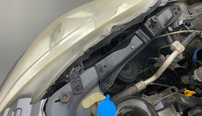 2013 Maruti Swift VDI, Diesel, Manual, 77,326 km, Right headlight - Clamp has minor damage