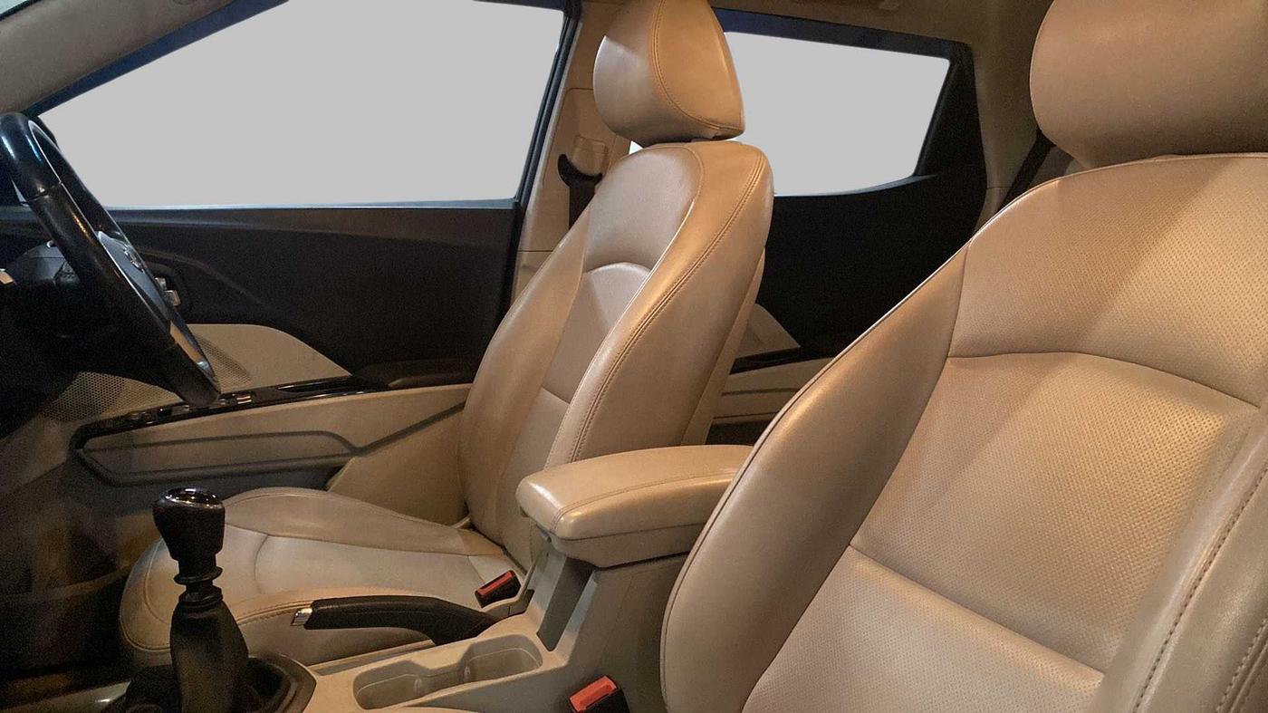 2019 Mahindra XUV300 W8(O) 1.2 PETROL DUAL TONE, Petrol, Manual, 40,329 km, Right Side Front Door Cabin