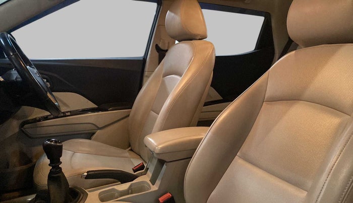 2019 Mahindra XUV300 W8(O) 1.2 PETROL DUAL TONE, Petrol, Manual, 40,329 km, Right Side Front Door Cabin