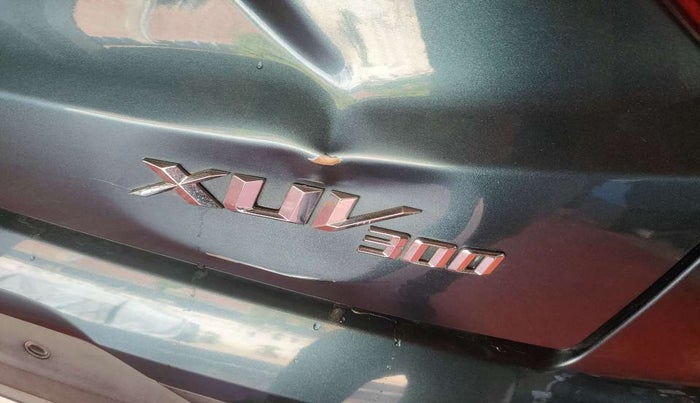 2019 Mahindra XUV300 W8(O) 1.2 PETROL DUAL TONE, Petrol, Manual, 40,329 km, Dicky (Boot door) - Slightly dented
