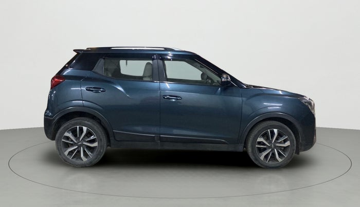 2019 Mahindra XUV300 W8(O) 1.2 PETROL DUAL TONE, Petrol, Manual, 40,329 km, Right Side View