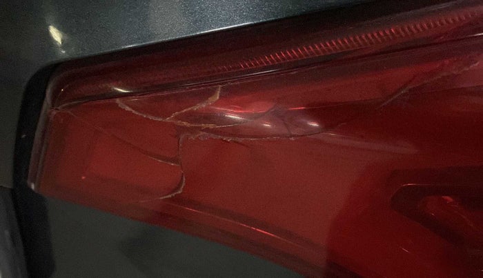2019 Mahindra XUV300 W8(O) 1.2 PETROL DUAL TONE, Petrol, Manual, 40,329 km, Right tail light - Minor damage