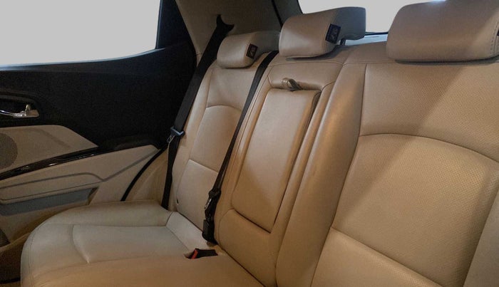 2019 Mahindra XUV300 W8(O) 1.2 PETROL DUAL TONE, Petrol, Manual, 40,329 km, Right Side Rear Door Cabin
